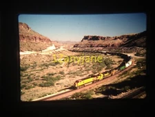 4O14 TRAIN SLIDE Railroad 35MM Photo BNSF 4765 WITH TRAIN KINGMAN CANYON AZ 