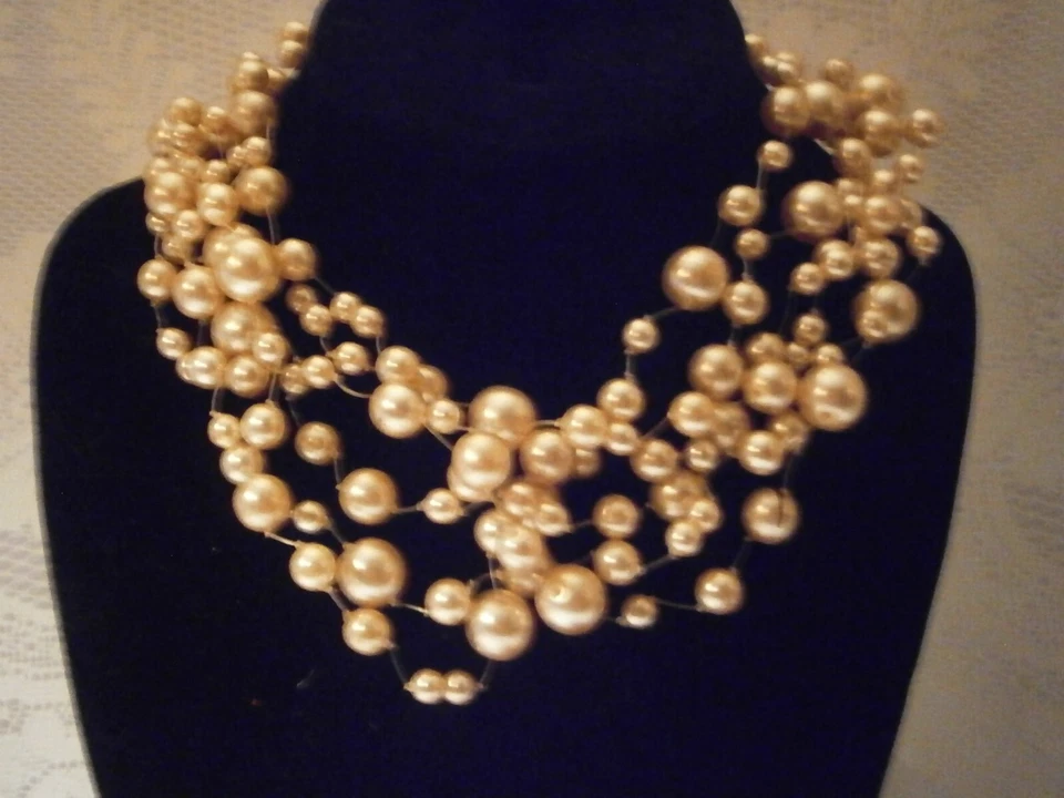 Collar Gargantilla Lisa Marinucci Firmado Flotante Seis Hilos Crema Imitación Perla 17 pulgadas Foto 3 de 4