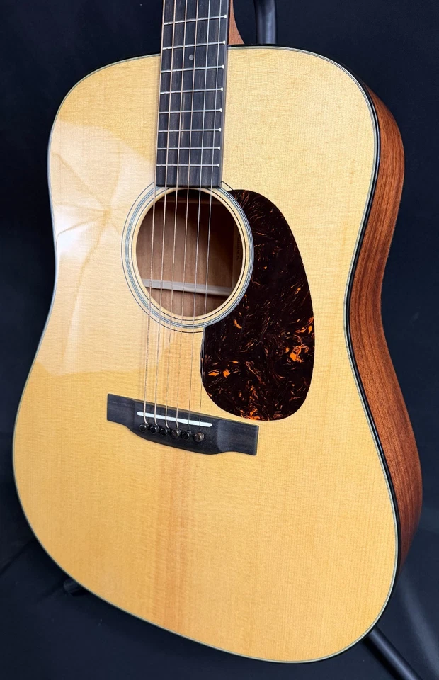 Guitarra Acústica Martin D-18 (2025) Dreadnought Acabado Natural Brillante con Estuche 161 Foto 4 de 4