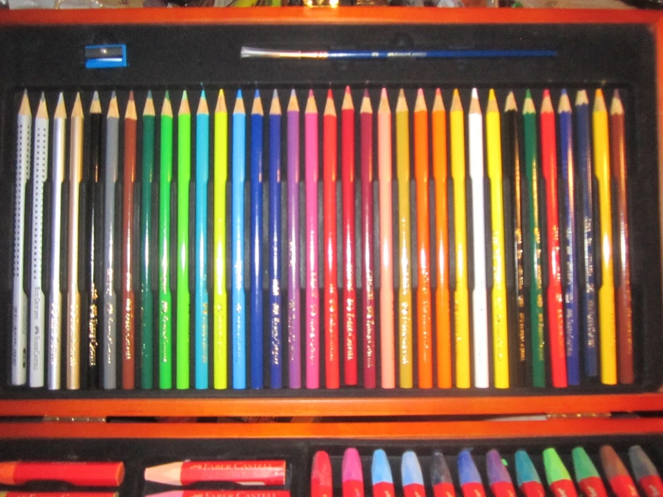 NUEVO JUEGO DE LÁPICES DE COLORES FABER-CASTELL CON ROTULADORES Y PASTELES AL ÓLEO EN LA CAJA DE MADERA Foto 2 de 4