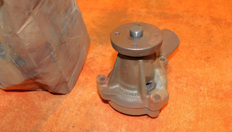 Ford Mustang Maverick Fairlane Ranchero Comet Montego 1969-74 nuevo en stock 250 bomba de agua Foto 3 de 4