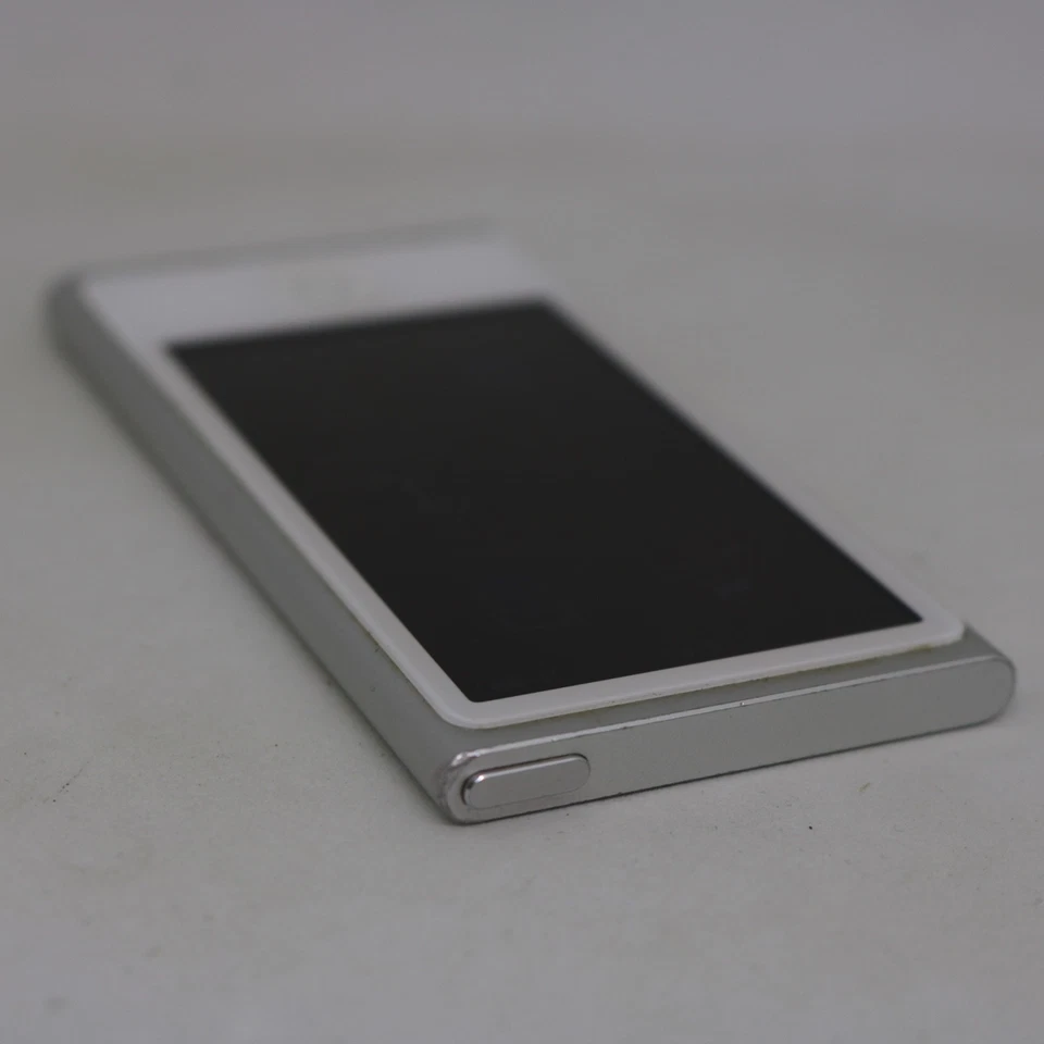 Apple iPod nano 7. Generation Silber (16GB) Bluetooth / MP3 Player / vom Händler - Bild 3 von 4