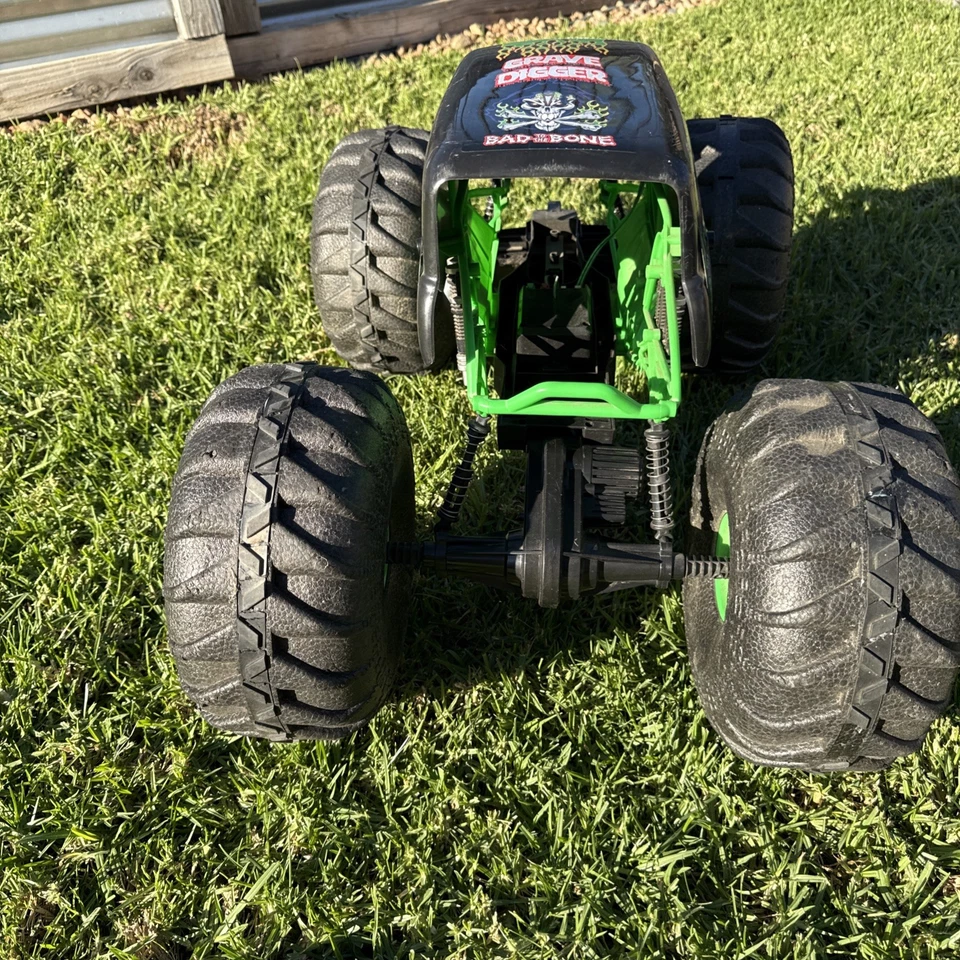 MONSTER JAM MEGA GRAVE DIGGER 1:6 SCALE ALL-TERRAIN RC MONSTER TRUCK - Image 3 of 4
