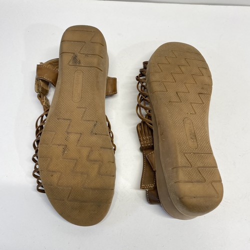 Sandalias de cuña Bare Traps Cagney para mujer 8 M marrón tostado imitación cuero punta abierta latón - Imagen 5 de 6
