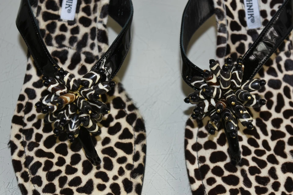 NUEVO Manolo Blahnik AFRISEA Sandalia Mules Toboganes Poni JOYAS Negro Blanco 38.5 Foto 3 de 4