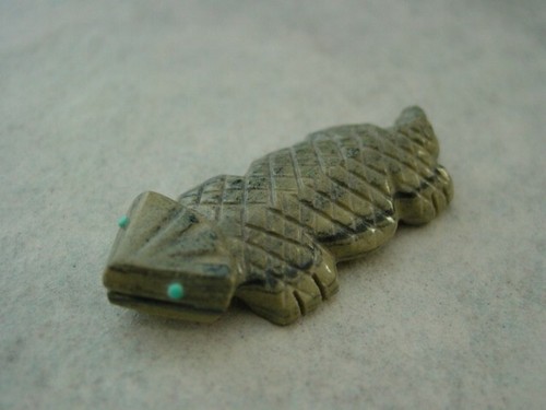 1990's Hand Carved Zuni Fetish Green Stone Lizard Gecko w/Inlaid Turquoise Eyes - Picture 4 of 7