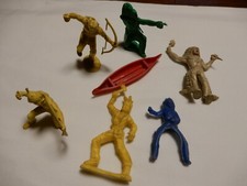 VINTAGE LOT OF 6 1950'S PLASTIC TOY INDIANS AND CANOE VARIOUS POSITIONS