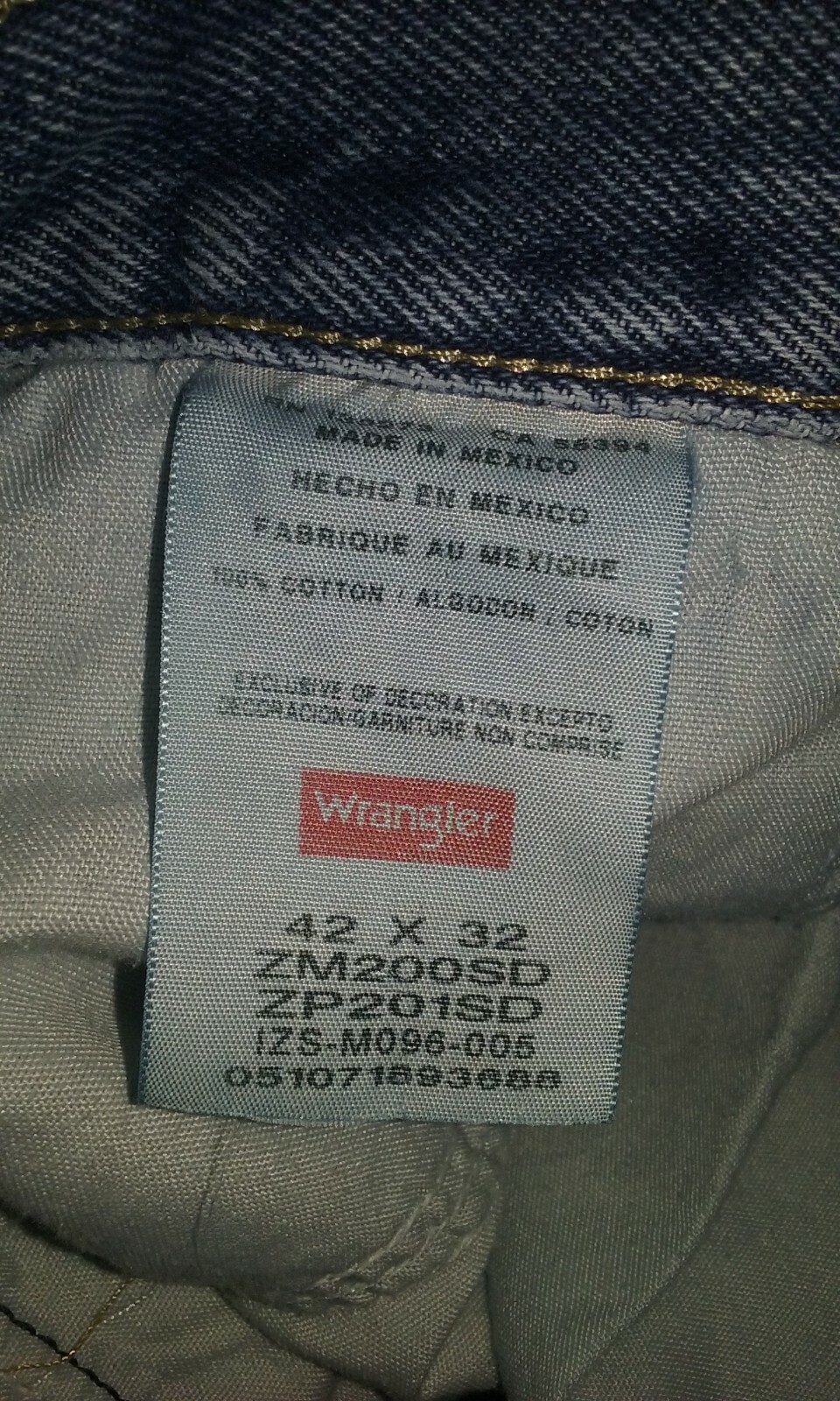 Wrangler Authentics ZM200SD Distressed Hole Relaxed Fit Blue Jeans 42 x 30*
