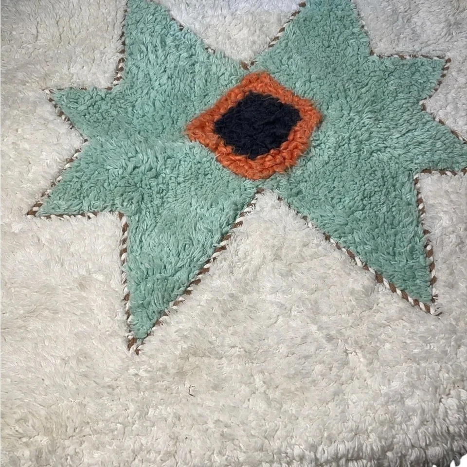 Fronha decorativa Opalhouse geométrica azul-petróleo/branco tufada 18”x18” - Imagem 3 de 4