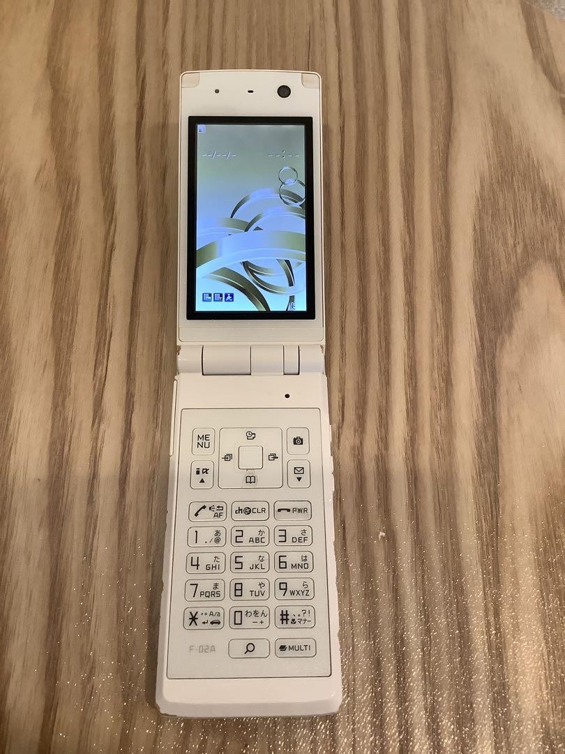Docomo FOMA STYLE series F-02A White Garakei Flip Phone 3G Tested