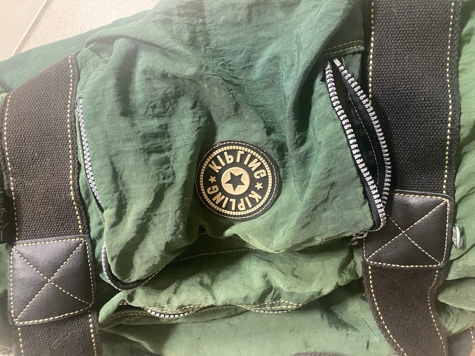 Bolso de viaje Kipling Jumbo de lona verde bolso de gimnasio con llavero de felpa Denise Monkey Foto 3 de 4