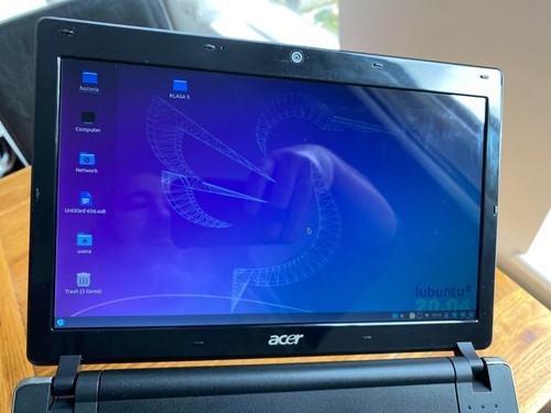 Acer Aspire One 753 Netbook 11.6" Silver & Charger - Picture 8 of 8
