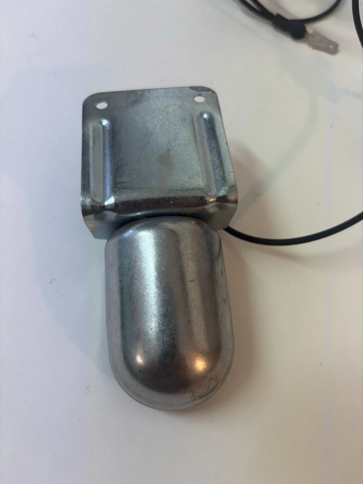 Camión GM Oldsmobile Buick Chevy G 1981-88 carrocería debajo del capó lámpara luz de acceso Foto 3 de 4