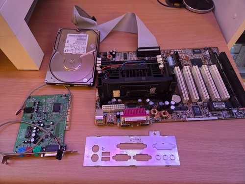 Slot 1 Mainboard ASUS P3B-F mit CPU, RAM, Festplatte und Soundkarte