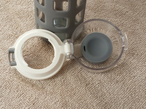 Botella de agua de vidrio Ello Syndicate con tapa abatible de un toque | 20 oz | gris - Imagen 5 de 7