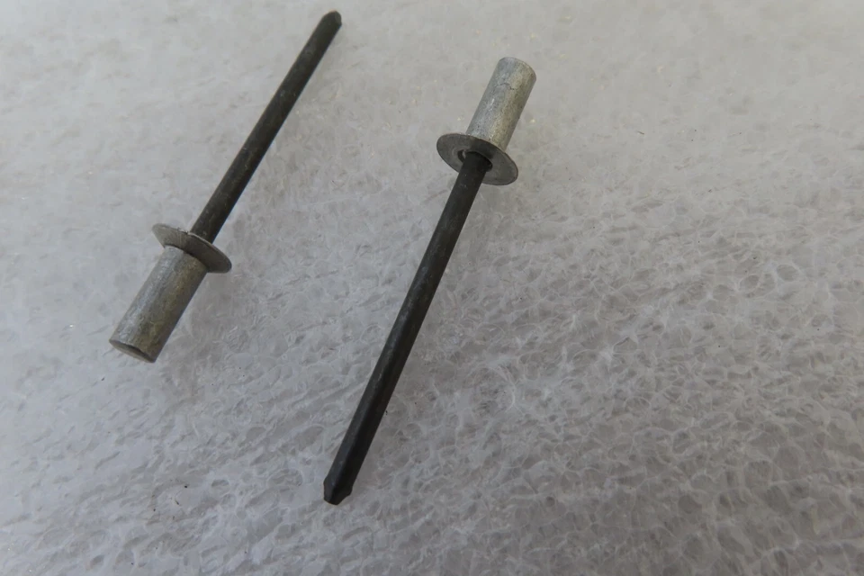 GM OEM NOS 1986 -1989 Oldsmobile Toronado  trunk keyhole lock cover emblem Foto 2 de 4