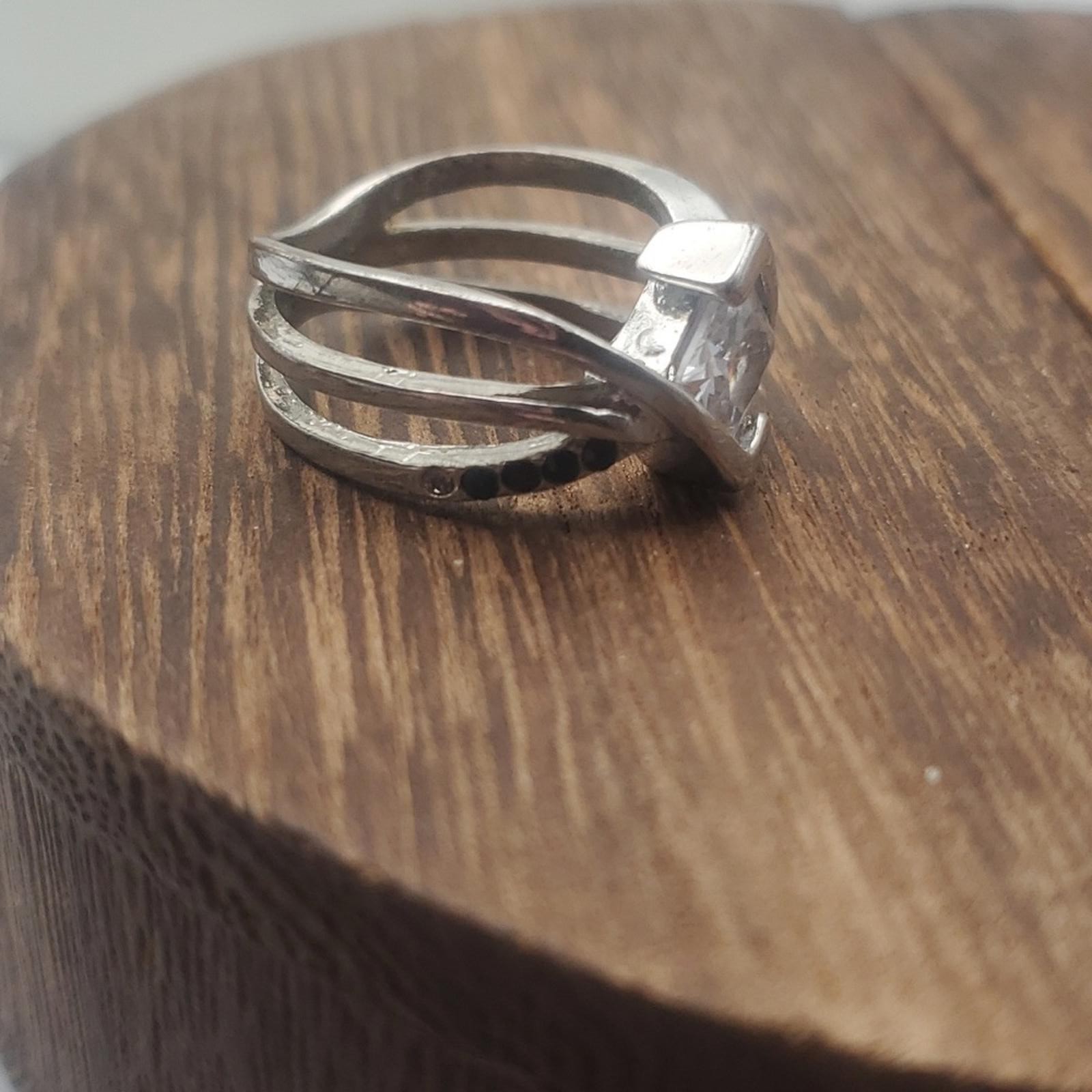 Silver missing one tiny stone hugging clawfoot ri… - image 4