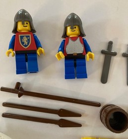 2 Lego Castle Lion Knights: 6021 JOUSTING KNIGHTS & 6039 TWIN ARM LAUNCHER- 100%