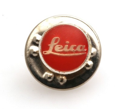 Kleiner Leica Pin aus den 80er Jahren Durchmesser ca. 7 mm