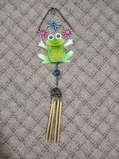 Śliczna żaba dzwonek wietrzny idealny do domowego biura lub przedniej werandy