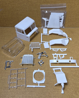 Autocar DC9964B Dump Truck CAB  HOOD  FENDERS    1:25  AMT NEW Model Kit PARTS