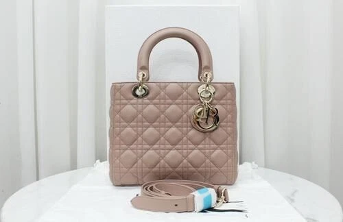 Sac fourre tout et bandoulière Dior Lady Lamb rembourré rose moyen M0565 114614321