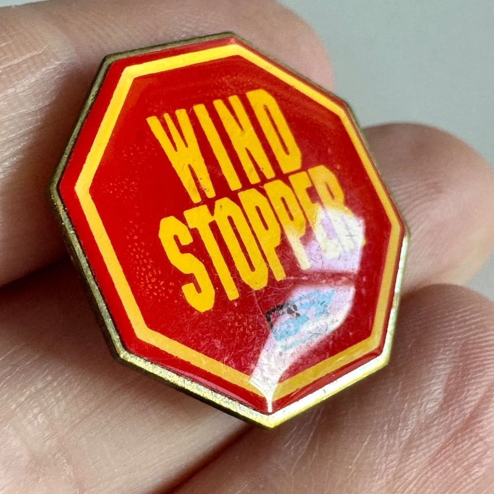 De colección Tapón de Viento Rojo Señal de Stop Gore-Tex Chaqueta de Esquí Promo Solapa Pin Foto 2 de 3