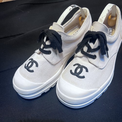 CHANEL CC Logo Women SZ 36 US 6 Low Top Sneakers White Black Lace-up Flats