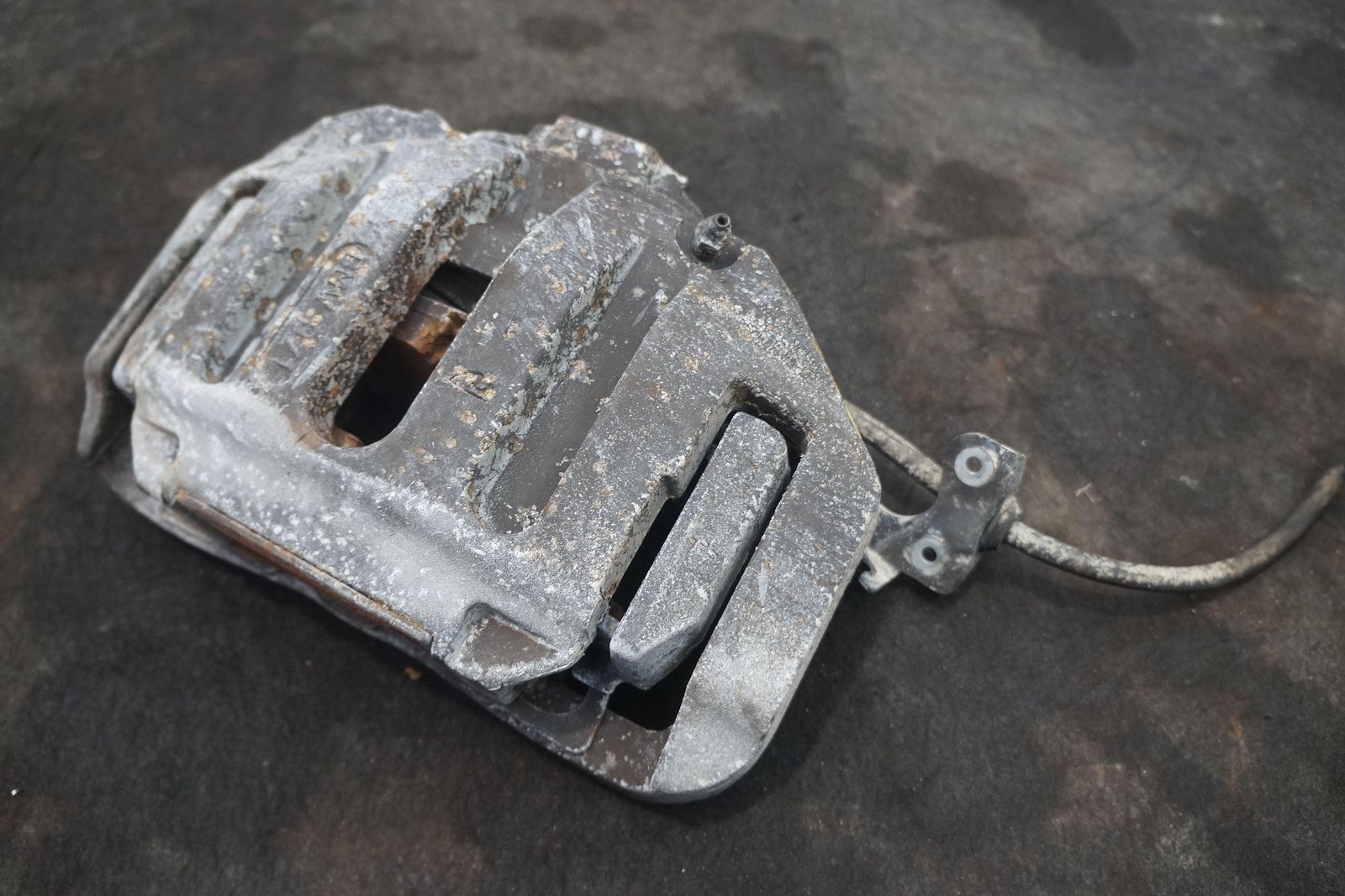 Front Right Brake Caliper & Bracket 34116761792 OEM Rolls Royce Phantom 2004