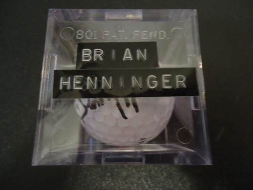 Brian Henninger - Pelota de golf Callaway autografiada - Golfista PGA - con cubo