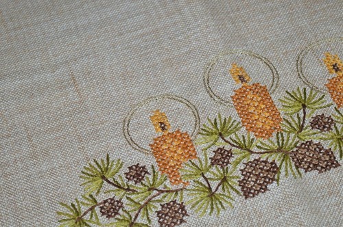 CHRISTMAS CANDLES & PINECONES ON DISPLAY! VTG GERMAN HAND EMB TABLECLOTH - Picture 7 of 12