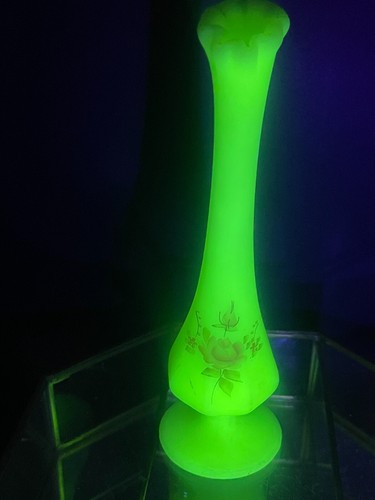 Fenton Vaseline Custard 8" Uranium Flower Painted Bud Vase, signed by Kay C. - Picture 8 of 14