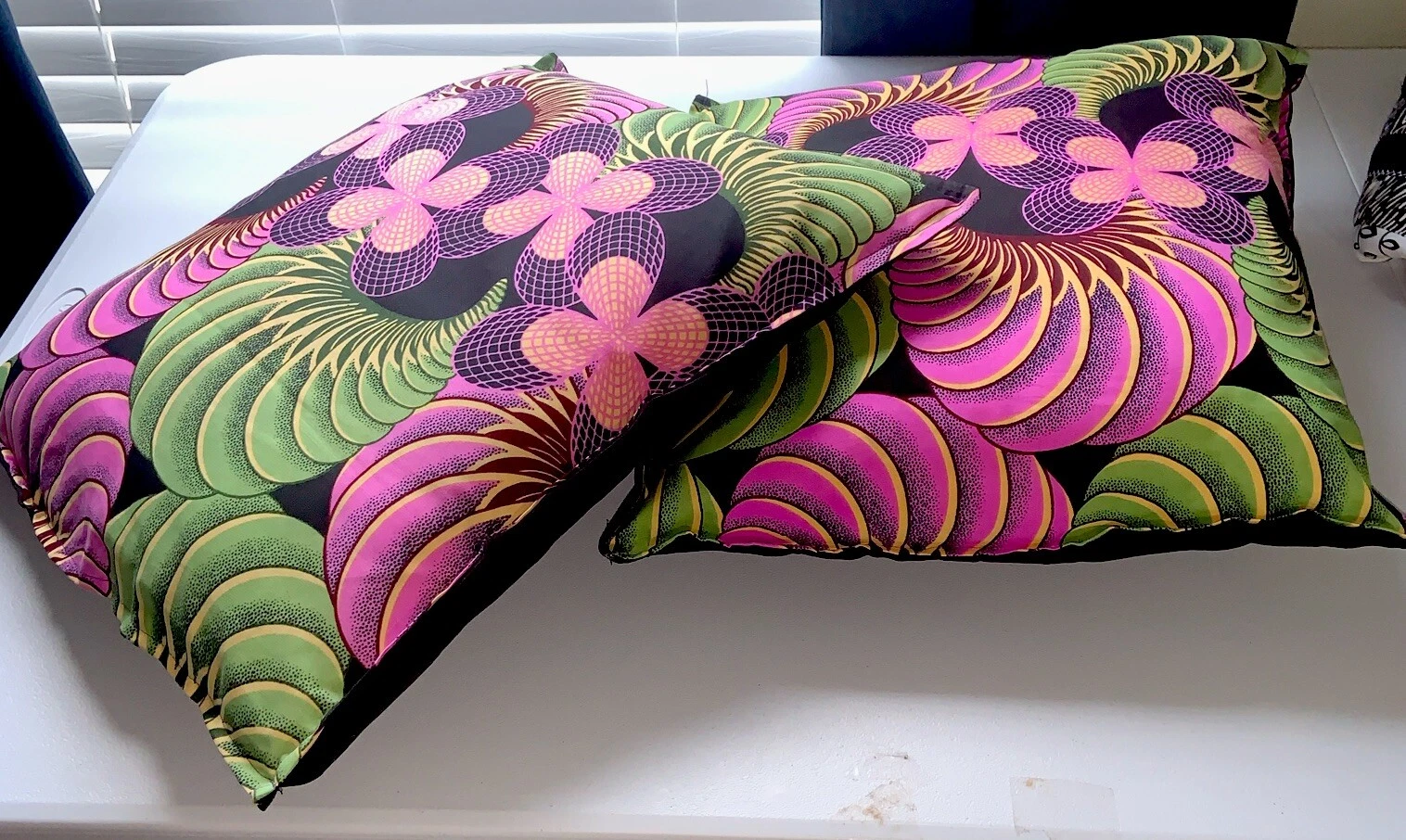 New ModernThrow Pillow Set of 2 floral print W/Heart Pin 18X18 Multicolored.