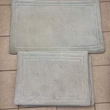 4 Pre-Owned Sea Foam Green Memory Foam Non-Slip Soft / Plush Bath Mats 2 Sizes