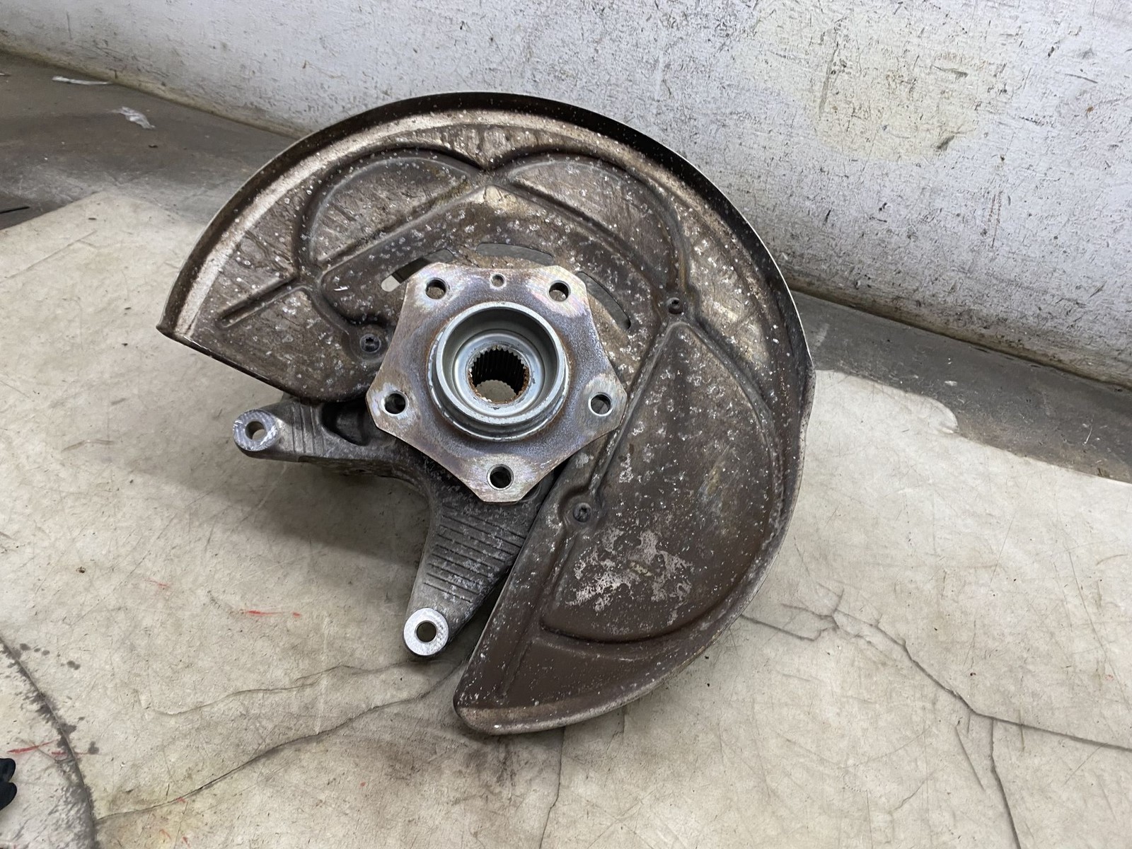 2020-2024 ASTON MARTIN DBX OEM 4.0L V8 LH LEFT REAR SPINDLE KNUCKLE WHEEL HUB