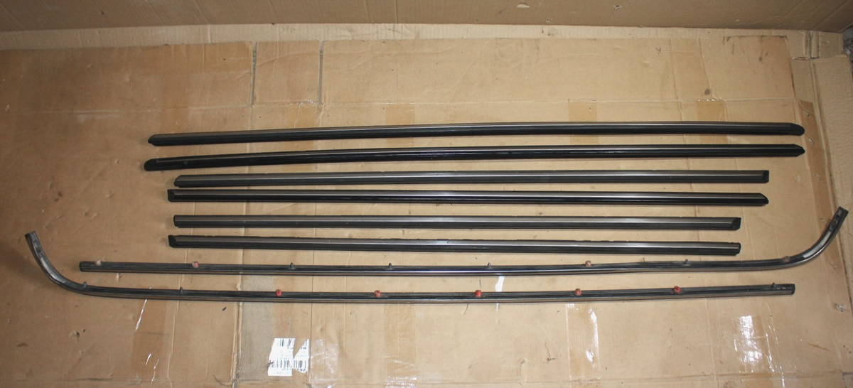 W123_1013さm GENUINE ORIGINAL MERCEDES-BENZ W123 S123 ORNAMENTAL TRIM SIDE
