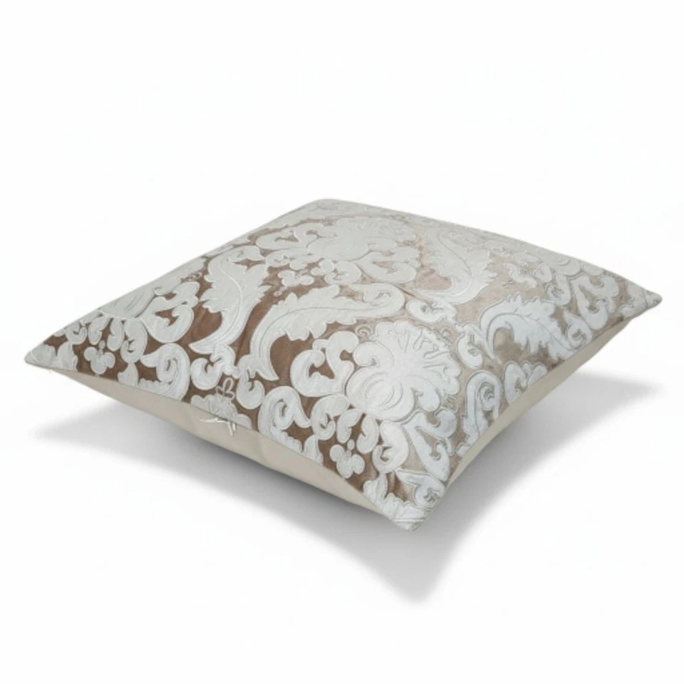 Almohada de terciopelo damasco Lili Alessandra 26x26 marrón blanco acento de lujo Foto 4 de 4