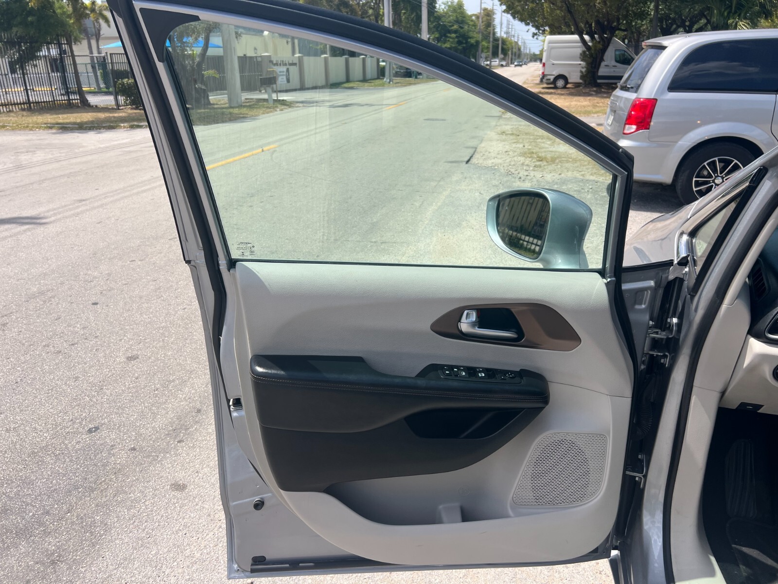Chrysler Pacifica - Image 12
