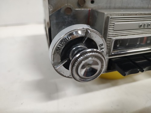 1965 Oldsmobile F85 AM Pushbutton Radio With Knobs And Rear Fader - Bild 2 von 15