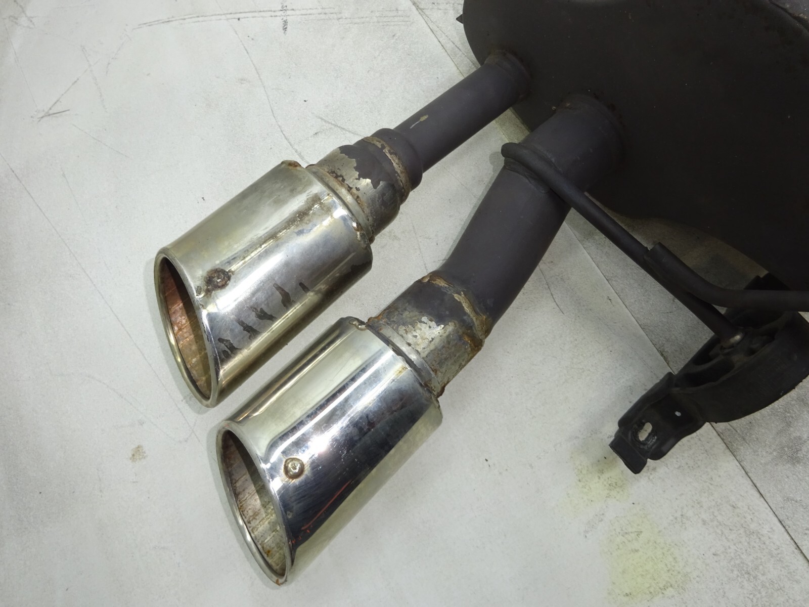 04-08 Maserati Quattroporte Rear Left Driver Side Muffler W/ Tips OEM DE230163