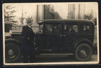 Foto-AK Auto Hupmobile 1928, Junge Dame am Steuer eines Autos und Herren 