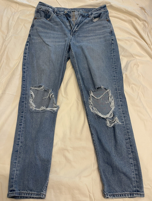 American Eagle Women's Strigid Light Wash Distressed High Rise Straight Jeans 8