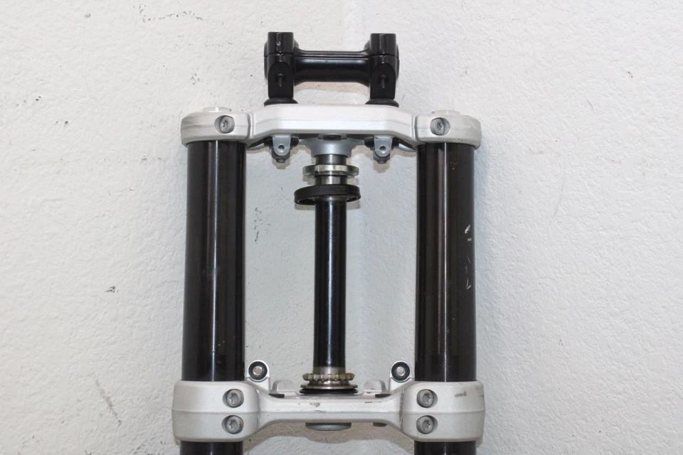 Husqvarna Svartpilen 401 2018 OEM horquillas delanteras completas triple árbol Foto 2 de 4