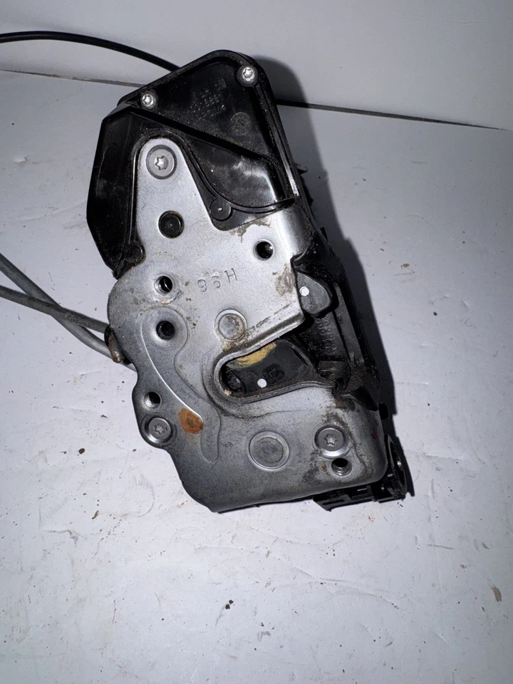 Оригинальная левая защелка передней двери 09–17 BUICK ENCAVE ACADIA TRAVERSE 22820694 - Изображение 2 из 4