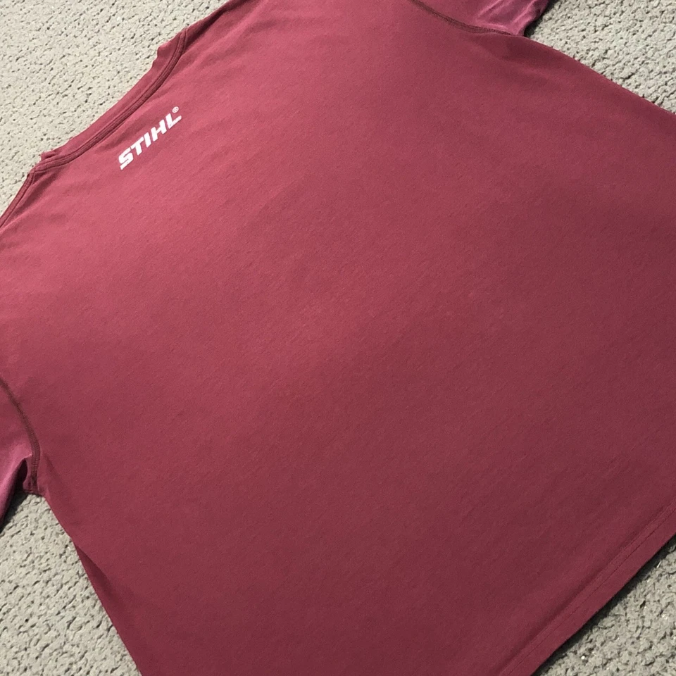Camiseta Stihl Para Hombre 2XL Roja Borgoña '26 Spellout Manga Corta Cuello Redondo Camiseta Foto 2 de 4