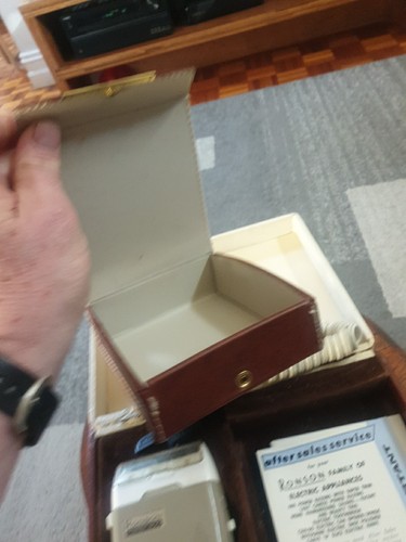 VINTAGE RONSON SHAVER & ACCESSORIES IN ORIGINAL BOX - Picture 13 of 24