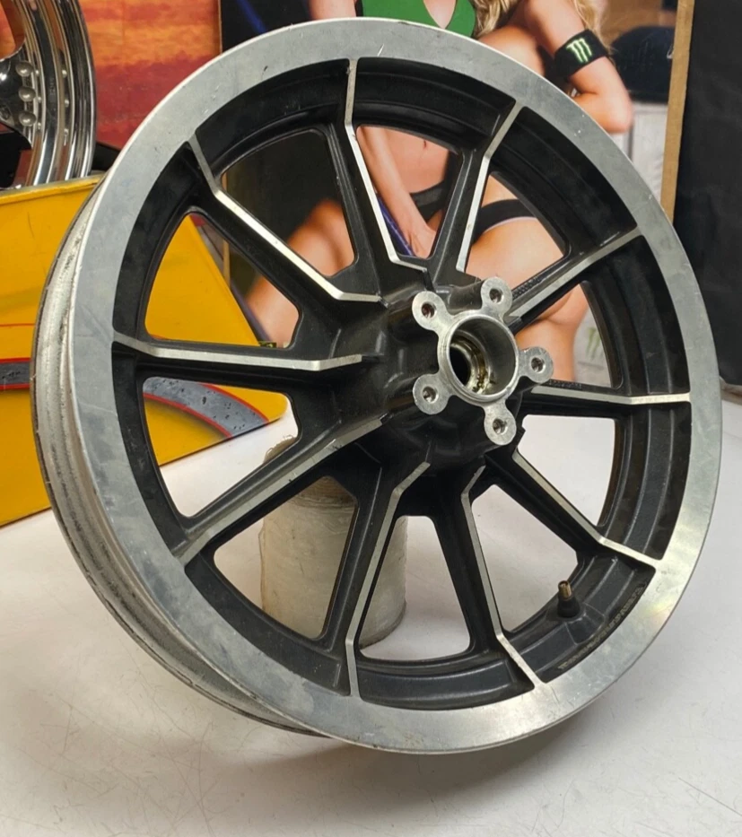 Roda dianteira OEM 84-99 Harley FLH Touring Heritage FL FatBoy preta 10 raios 16x3" - Imagem 3 de 4