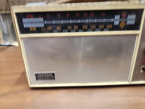 Vintage Realtone AM FM Radio Model 228=2 Battery Electric - Picture 2 of 24