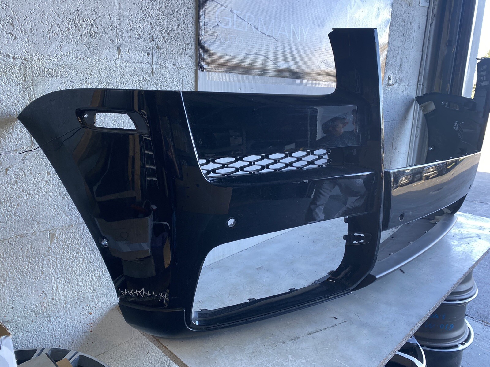 #1044 ROLLS ROYCE CULLINAN OEM FRONT BUMPER BLACK 51117448895