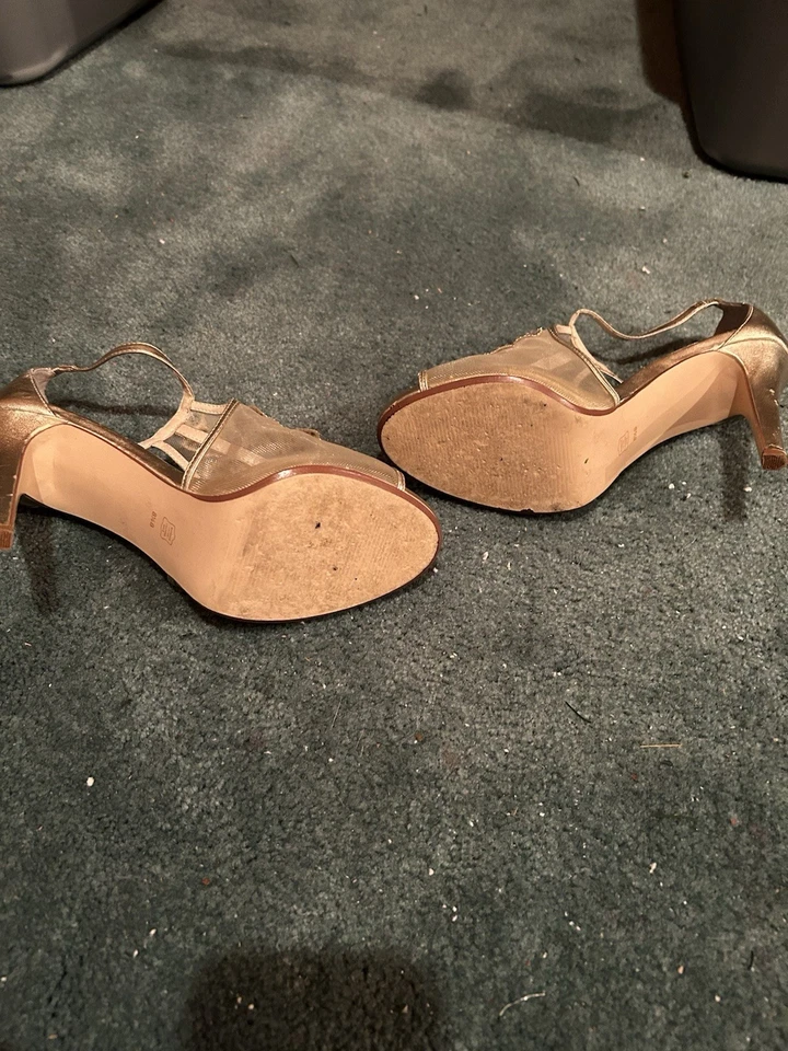 Mujer Tacón Alto Talla 8.5 Ligeramente Usado Sin Caja Original, Suela de Cuero. Foto 3 de 3